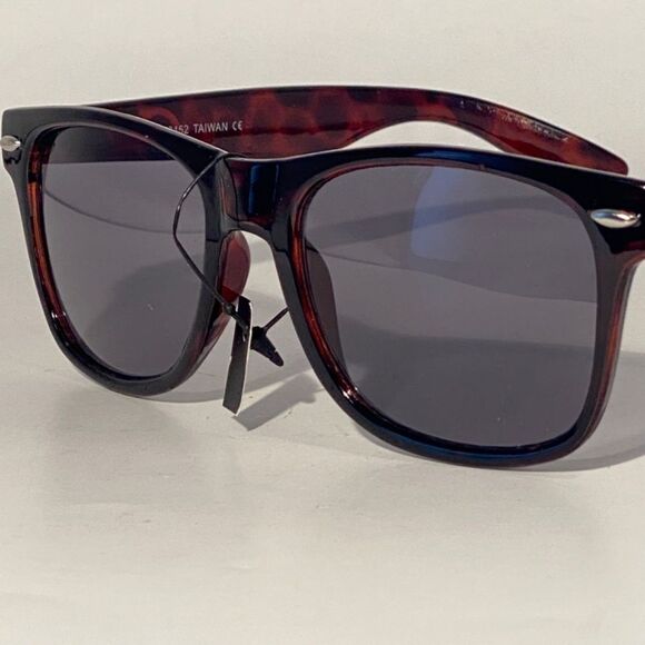 1352 Sunglasses Oversize Black Frames Black Lens NWT - Picture 8 of 9